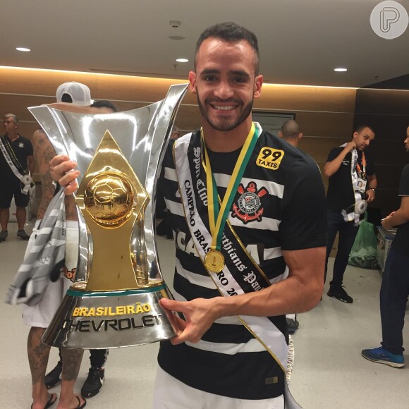 Outro atleta a figurar na lista da Forbes de celebridades mais populares do Brasil em 2015 foi o jogador do Corinthians Renato Augusto, em 19º lugar