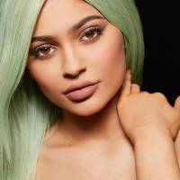 Kylie Jenner lança linha de batons e produtos esgotam em apenas três dias