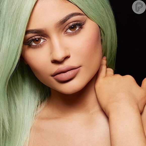 Kylie Jenner dita tendência quando o assunto é maquiagem. Conhecida por seus lábios carnudos, a boca da jovem causou ainda mais barulho nesta segunda-feira (30). Aos 18 anos, a irmã mais nova de Kim anunciou o lançamento de sua própria linha de batons