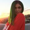 Kylie surpreendeu novamente seus fãs: em foto postada no Instagram, a namorada do rapper Tyga apareceu com os fios em tom de verde-escuro
