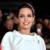 Angelina, que está em cartaz com o filme 'À Beira Mar', abriu um centro de combate a violência contra as mulheres em zonas de guerra. A unidade fica em Londres
