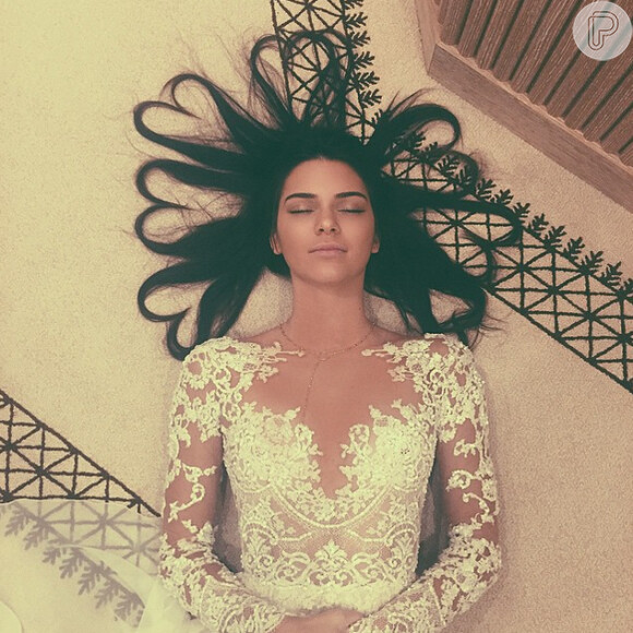 Kendall Jenner, que já havia desbancado a irmã Kim Kardashian, ao ultrapassar a marca de 2,4 milhões de uma foto da socialite beijando o marido, Kanye West, agora atingiu 3,2 milhões de curtidas com a imagem na qual aparece deitada no chão, vestida de noiva e com corações desenhados com mechas de seu cabelo