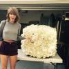 Taylor Swift perdeu o primeiro lugar para Kendall Jenner, mas é destaque na lista de fotos com mais likes do ano no Instagram. Em segundo lugar, a foto da cantora mostrando um buquê de flores enviado por Kanye West, seu ex-desafeto, recebeu 2,6 milhões de curtidas