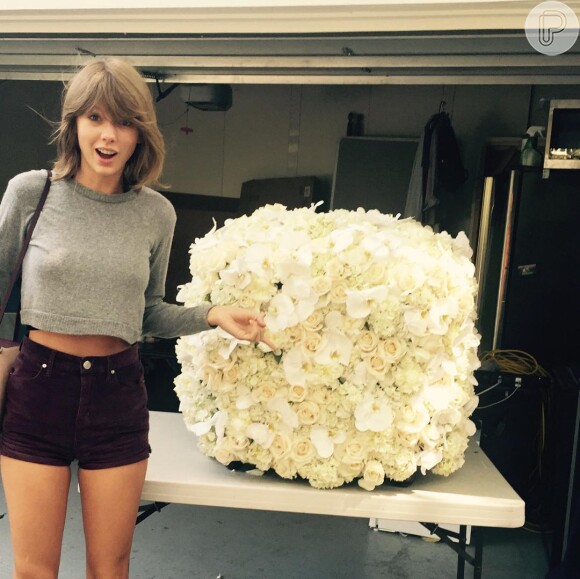 Taylor Swift perdeu o primeiro lugar para Kendall Jenner, mas é destaque na lista de fotos com mais likes do ano no Instagram. Em segundo lugar, a foto da cantora mostrando um buquê de flores enviado por Kanye West, seu ex-desafeto, recebeu 2,6 milhões de curtidas