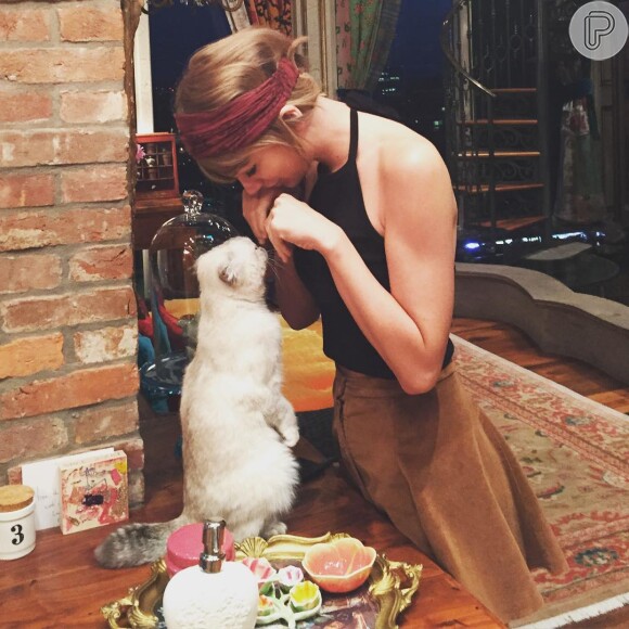 As fotos de Taylor Swift com seus gatinhos de estimação também estão entre as mais curtidas do Instagram em 2015. Nessa, a cantora recebeu 2,3 milhões de likes