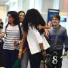 Cris Vianna posa sorridente com fãs em aeroporto após ser alvo de ataque racista, nesta quinta-feira, 3 de dezembro de 2015
