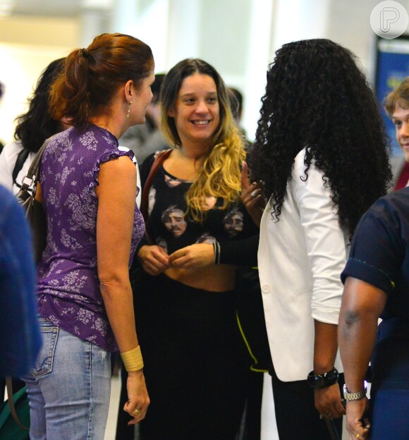 Cris Vianna posa sorridente com fãs em aeroporto após ser alvo de ataque racista, nesta quinta-feira, 3 de dezembro de 2015