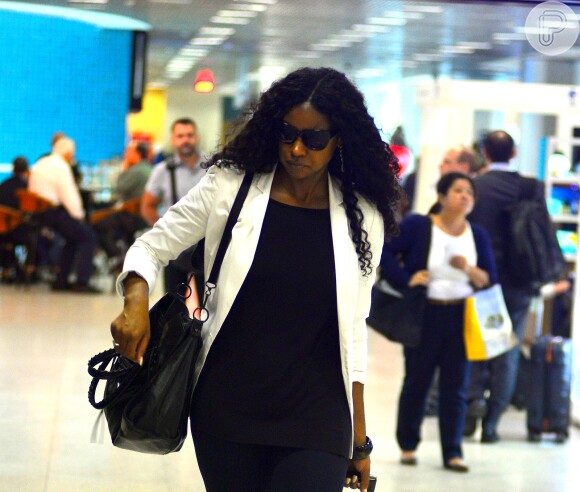 Cris Vianna posa sorridente com fãs em aeroporto após ser alvo de ataque racista, nesta quinta-feira, 3 de dezembro de 2015