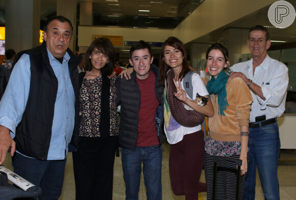 Reunida no aeroporto de Guarulhos, família da atriz posou sorridente com a presença de Coelha
