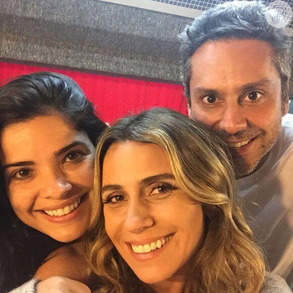 Romero (Alexandre Nero), Atena (Giovanna Antonelli) e Tóia (Vanessa Giácomo) vão dividir o mesmo quarto de hotel, na novela 'A Regra do Jogo'