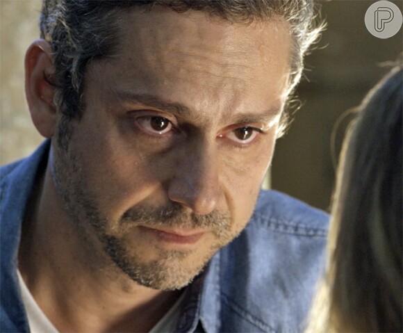 Romero (Alexandre Nero) pede que Atena (Giovanna Antonelli) vá com ele para o hotel onde está hospedado com Tóia (Vanessa Giácomo) e finja que eles terminaram, na novela 'A Regra do Jogo'