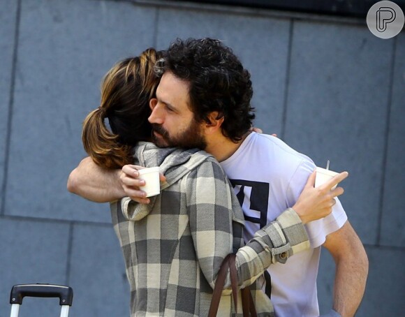 Caco Ciocler abraça Luisa Micheletti na saída do aeroporto Santos Dumont, no Rio, em 20 de agosto de 2013
