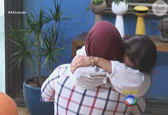 Rayanne Morais chorou abraçada a Douglas Sampaio após o ator voltar de sua primeira Roça, em 'A Fazenda 8'