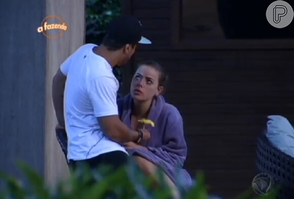 Douglas Sampaio ofereceu flor para Rayanne Morais, em 'A Fazenda 8'
