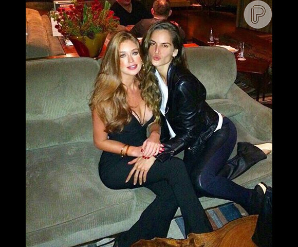 Marina Ruy Barbosa posou para fotos com a modelo Izabel Goulart, nesta quinta-feira, 3 de dezembro de 2015