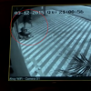 Nas imagens da câmera de segurança é possível ver um deles arremessando uma pedra contra a cabeça do indivíduo, que dormia no chão