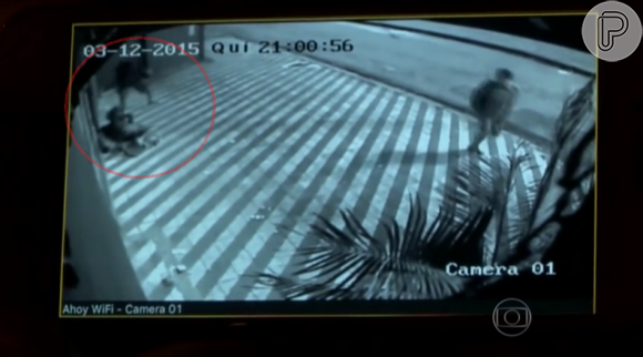 Nas imagens da câmera de segurança é possível ver um deles arremessando uma pedra contra a cabeça do indivíduo, que dormia no chão