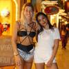 A blogueira Gabriela Pugliesi usa maiô combinado com um short destroyed para curtir a noite com a amiga Anitta