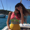 Bruna Santana, irmã do cantor Luan Santana, elegeu o mix floral e animal print para um passeio de barco