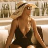Beyoncé exibe suas curvas com maiô durante viagem com a família