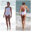 O modelo branco de uma alça foi escolhido pela atriz Leticia Birkheuer num dia de praia com o filho, em novembro