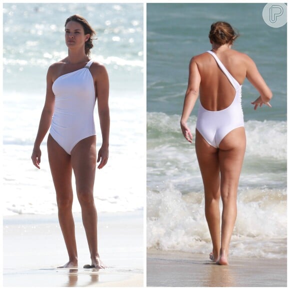 O modelo branco de uma alça foi escolhido pela atriz Leticia Birkheuer num dia de praia com o filho, em novembro