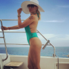 Antonia Fontenelle usou maiô cavado verde-esmeralda da marca Luma Beach para curtir passeio nas águas de Cancun