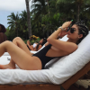 Kylie Jenner optou por maiô superdecotado para um dia na praia