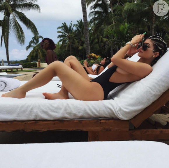 Kylie Jenner optou por maiô superdecotado para um dia na praia