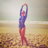A atriz Nattália Rodrigues escolheu maiô de mangas longas e foi superestilosa para praia