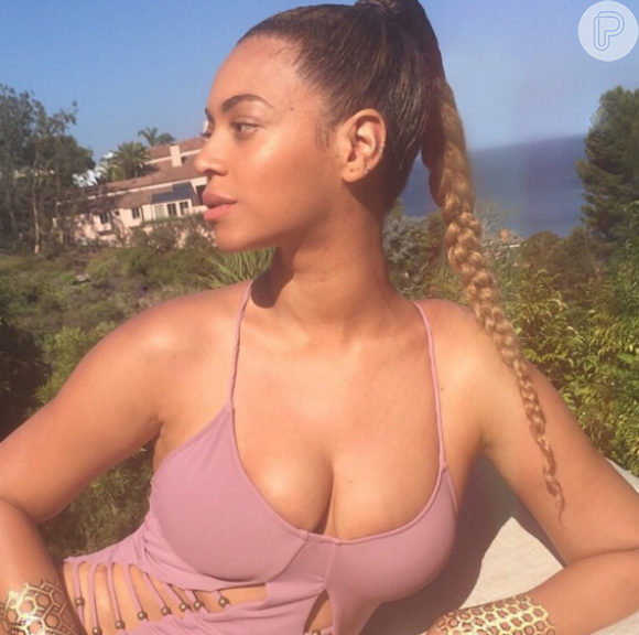 O modelo rosa vazado escolhido por Beyoncé valoriza suas curvas e a deixa mais sexy