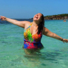 A atriz Mariana Xavier escolheu modelo estampado e colorido para aproveitar um dia de praia