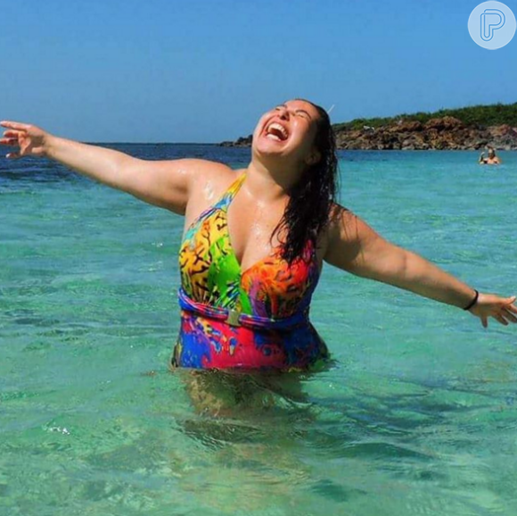 A atriz Mariana Xavier escolheu modelo estampado e colorido para aproveitar um dia de praia