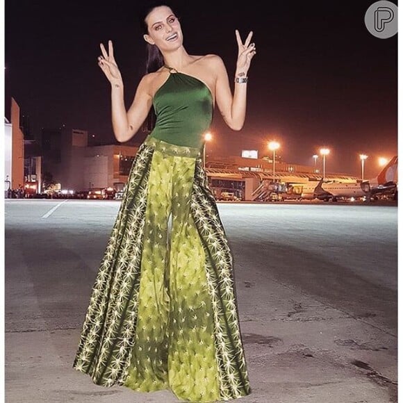 A top Isabeli Fontana usou maiô verde da marca Água de Coco com calça da mesma marca com estampa de cactus para prestigiar um evento de moda no Rio de Janeiro