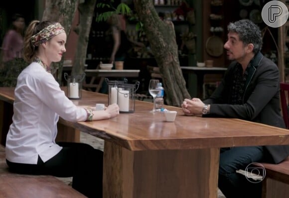 Rosa (Carolina kasting) vai flertar com Ariel (Michel Melamed) na novela 'Além do Tempo'