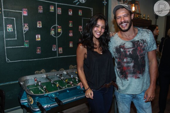 Nando Rodrigues e Yanna Lavigne posam juntos em evento após assumirem namoro, no Rio, em 5 de dezembro de 2015