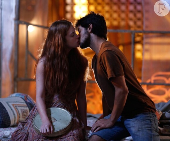 Eliza (Marina Ruy Barbosa) teve sua primeira noite de amor com Jonatas (Felipe Simas) antes de se mudar para a casa de Arthur (Fábio Assunção) na novela 'Totalmente Demais'