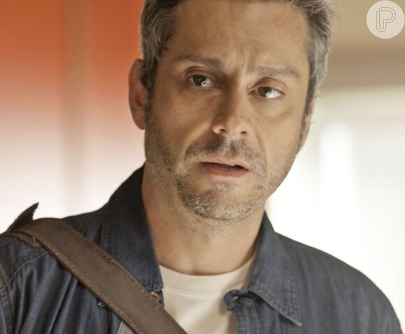 Romero (Alexandre Nero) sai da casa de Kiki (Deborah Evelyn) e vai para o hotel atrás de Atena (Giovanna Antonelli) e Tóia (Vanessa Giácomo), na novela 'A Regra do Jogo'