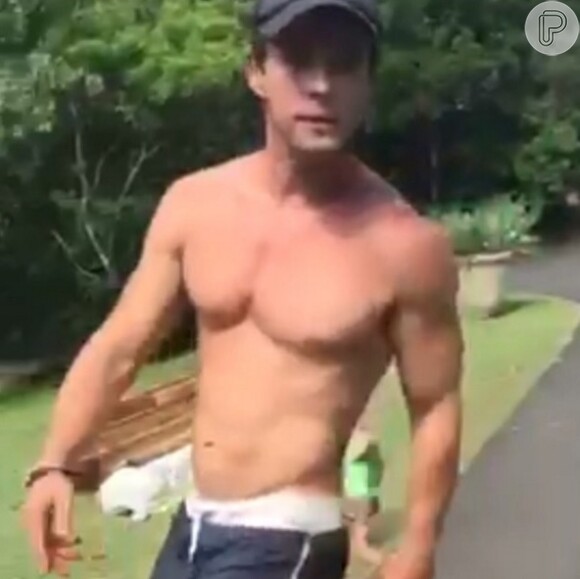 Chris Hemsworth apareceu sarado novamente em um vídeo postado em seu Instagram, andando de skate sem camisa
