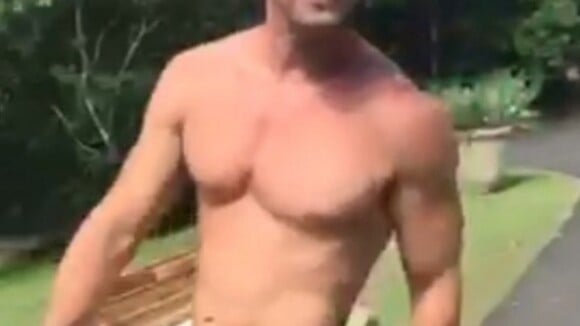 Chris Hemsworth reaparece sarado sem camisa após perder quase 20 kg para filme