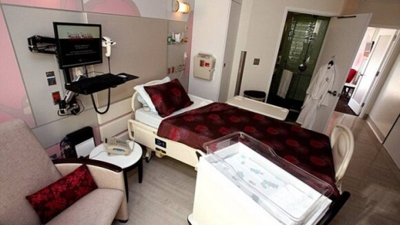 Kim Kardashian deu à luz seu segundo filho em hospital com diária de R$ 15 mil