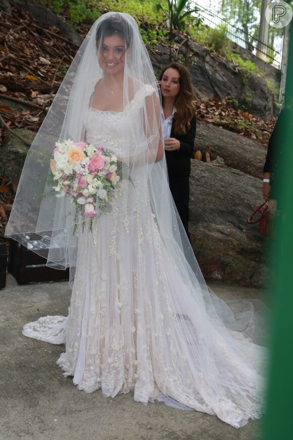 Sophie Charlotte usa vestido Martu, véu e grinalda em casamento com Daniel de Oliveira, na igreja de São Francisco Xavier, em Niterói, no Rio de Janeiro, em 6 de dezembro de 2015