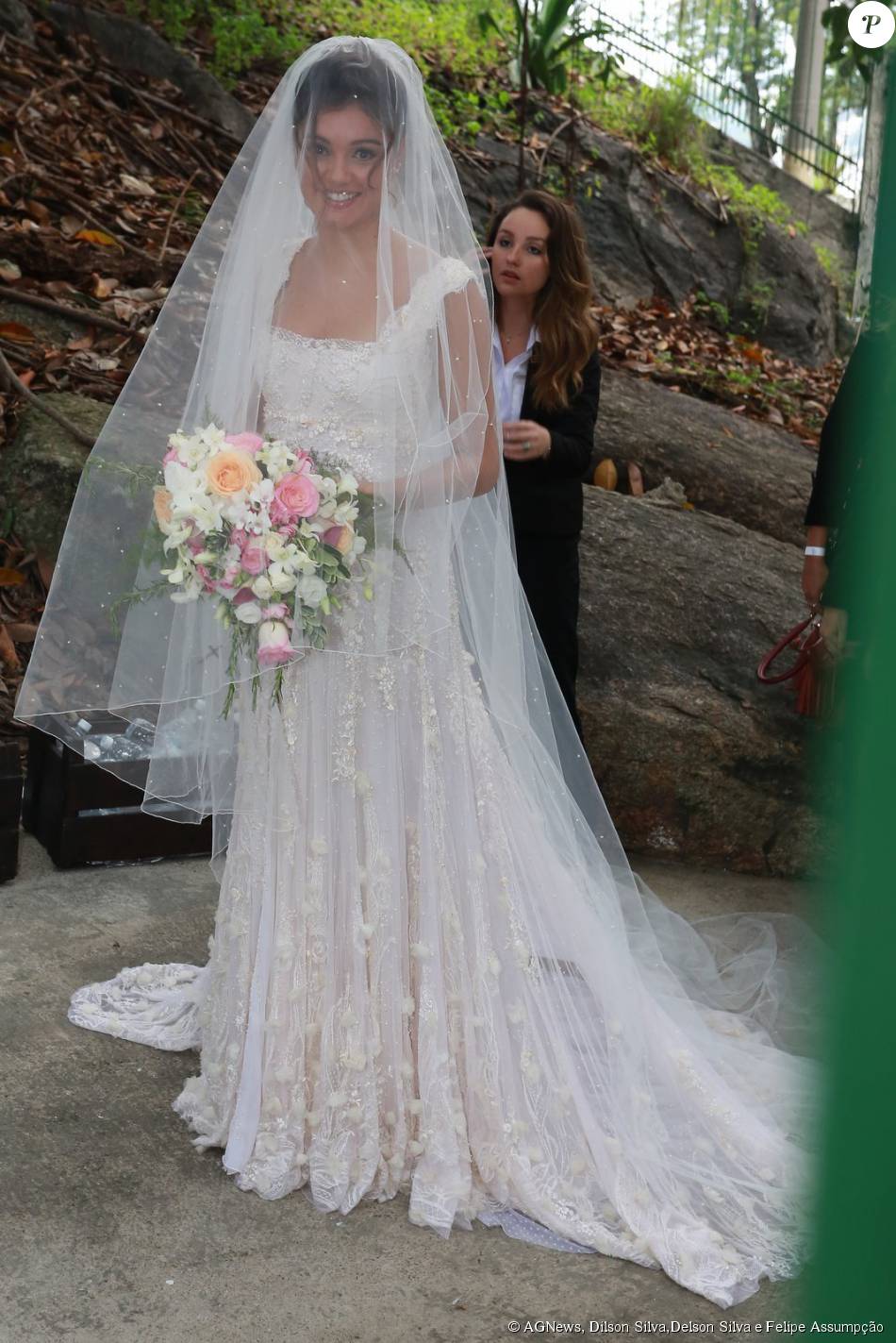 vestido de noiva véu e grinalda