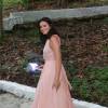 Bruna Marquezine usa vestido longo rosa no casamento