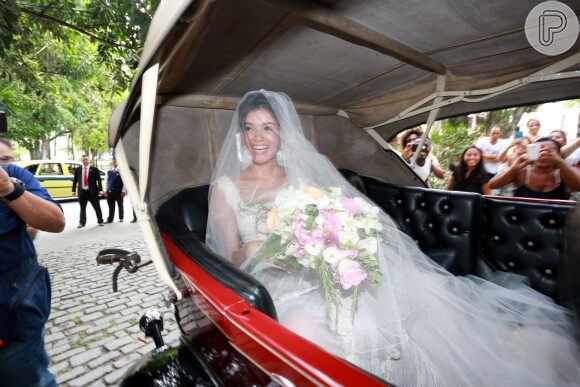 Sophie Charlotte chega na Igreja São Francisco Xavier, em Niterói, em carro antigo