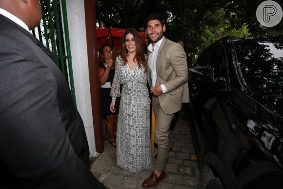 Dudu Azevedo também compareceu ao casamento. O ator foi acompanhado da namorada, a médica Fernanda Mader
