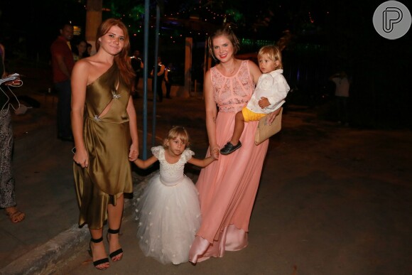 A filha de Carolinie Figueiredo, de mãos dadas com Mariah Rocha e a mãe, foi dama de honra do casamento de Sophie Charlotte