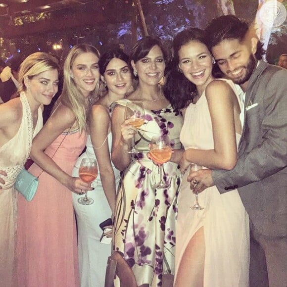 A promoter Carol Sampaio posa com Bruna Marquezine, Thaila Ayala e Fiorella Mattheis no casamento de Sophie Charlotte e Daniel de Oliveira