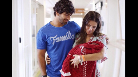 Deborah Secco deixa maternidade e posa com a filha, Maria Flor: 'Saudável'