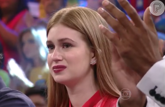 Marina Ruy Barbosa ficou emocionada no palco do 'Domingão' após Fausto Silva fazer uma pausa no 'Dança dos Famosos 2015' para prestar uma homenagem à Marília Pêra